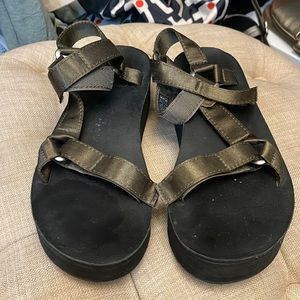 Womens platform TEVA size 8
